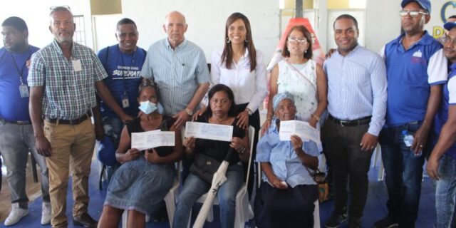 PatriciaNunezentrega-bonos-familia-en-SDN750x375