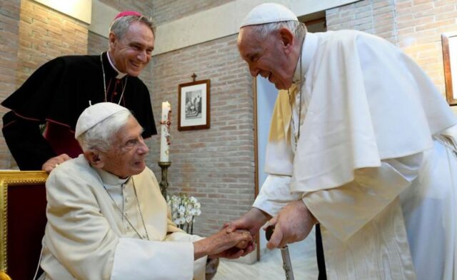 PapaFrancisco-BenedictoXVI121997