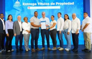 Presidente Abinader entrega 551 títulos de propiedad en Sabana Perdida, SDN; dice es la mejor inversión para el desarrollo económico y social