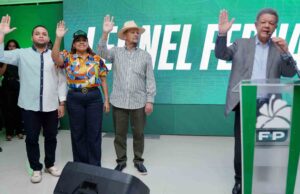 Leonel Fernández juramenta en la FP al exsenador Félix Vásquez y a destacados dirigentes de Sánchez Ramírez