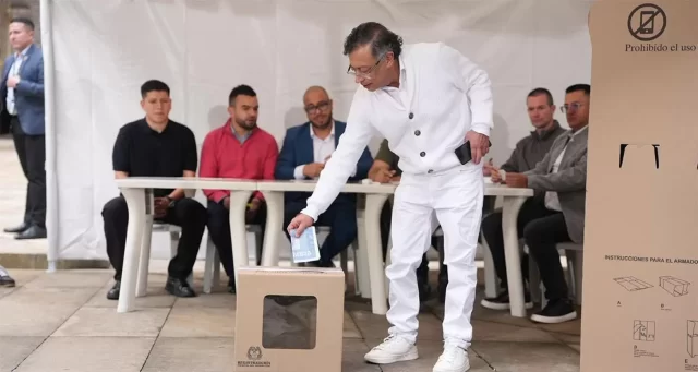 Gustavopetrovotocolombia