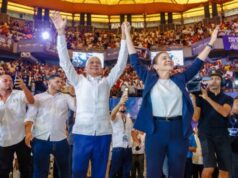 Carolina presenta a Ricardo de los Santos como su jefe de campaña