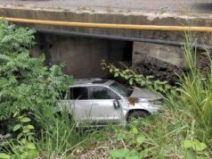 Gobernadora de Dajabón sale ilesa tras aparatoso accidente que lanzó su vehículo debajo de un puente